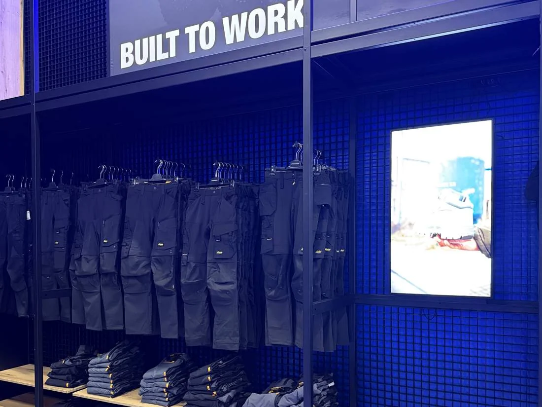 Wand mit Arbeits- und Teamhosen im Proforto Business Center